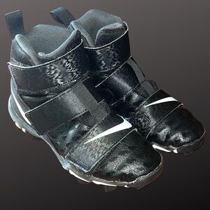 Nike Force Savage Shark 2 Youth Football Cleats Size 2Y